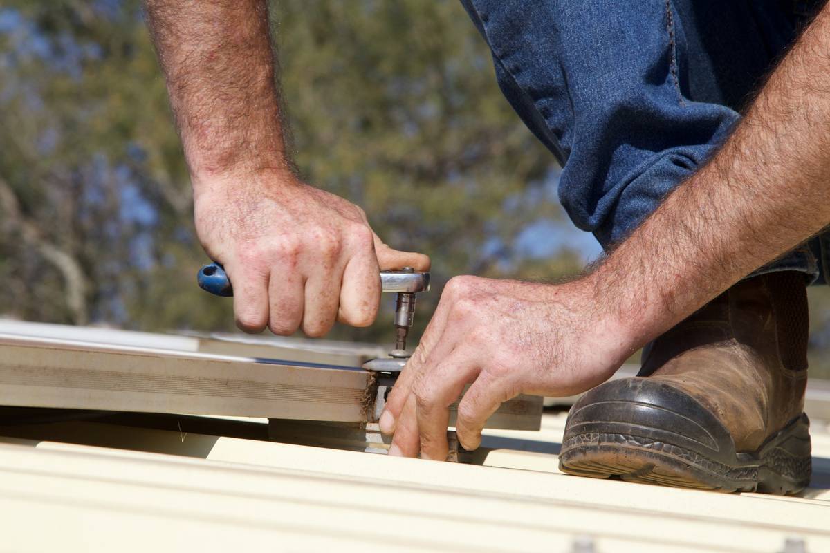 Diagram showing proper hammer claw leverage: scrap wood block under hammer head, fulcrum point near nail, downward force creating upward pull on nail