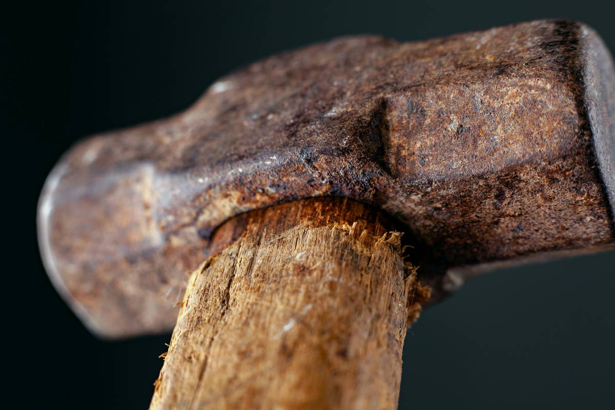 Comparison chart of common hammers: claw hammer, ball-peen, sledgehammer, mallet, and dead blow hammer showing weight, head material, and typical uses
