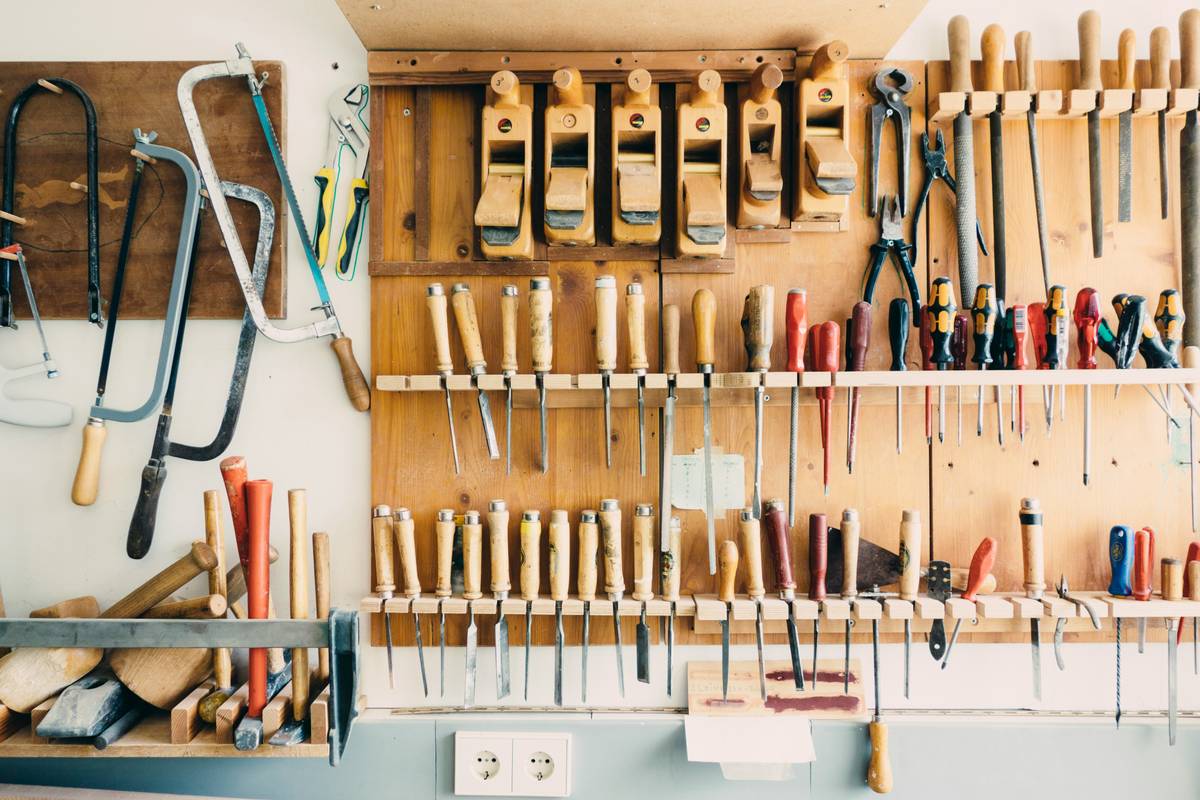 Infographic showing four common hammer types: claw hammer, ball peen, sledgehammer, and tack hammer with labeled uses and ideal DIY projects