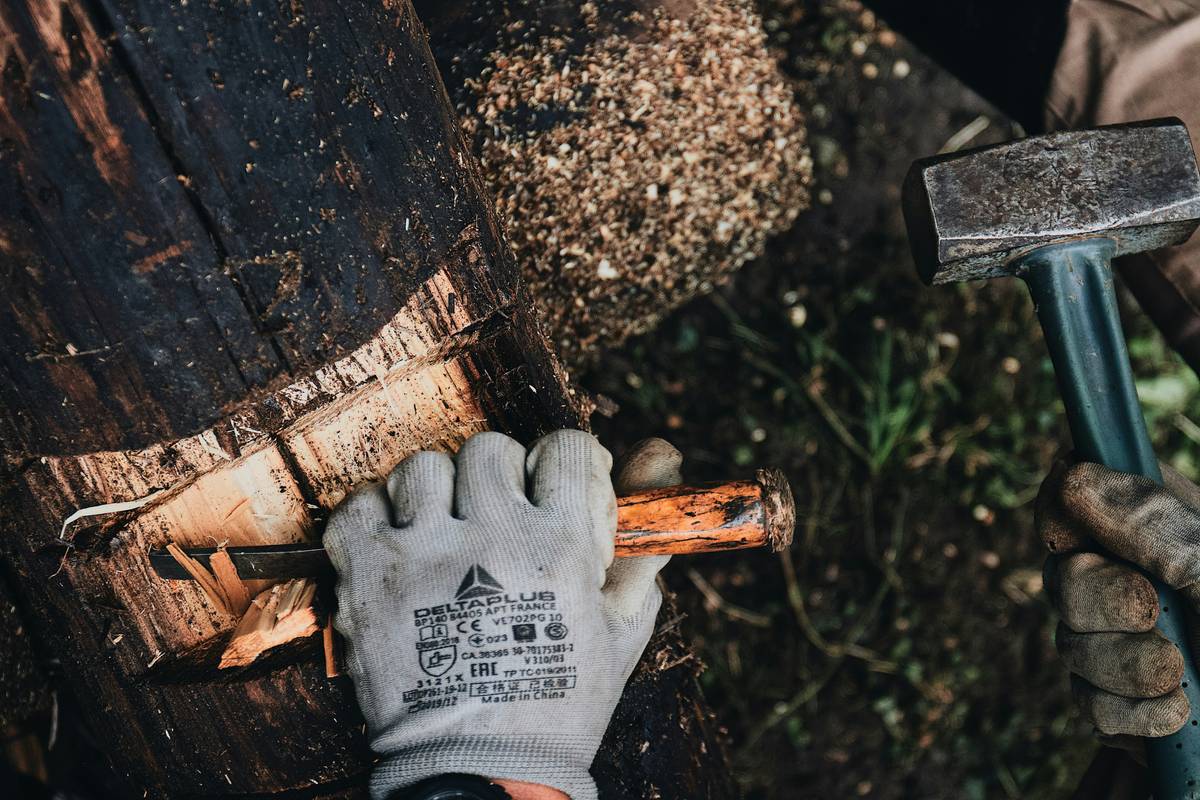 How to Properly Use a Hammer: Expert Techniques, Safety Tips & Common Mistakes (Avoided)